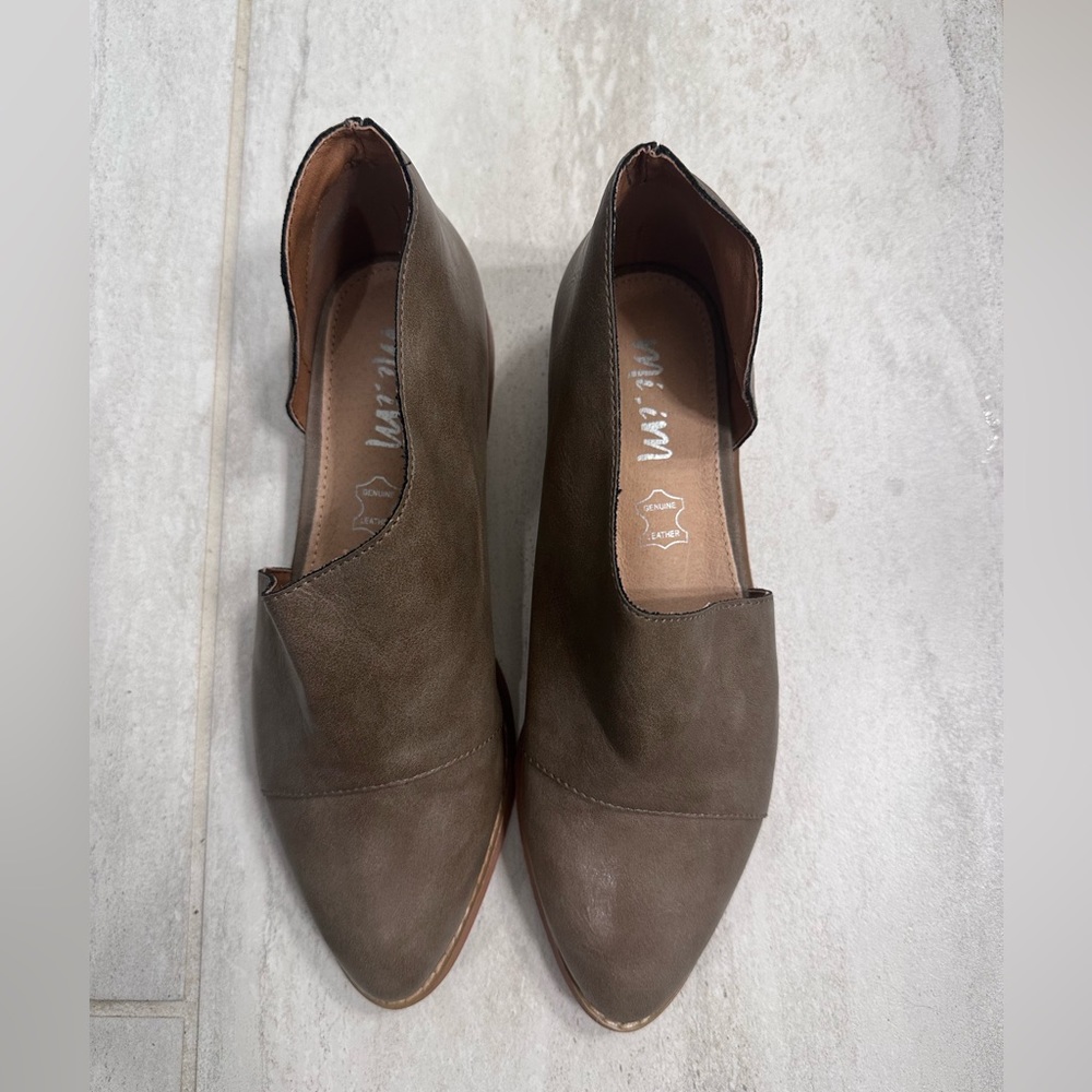 Mi iM Freya Leather Flats Taupe Size 6.5 NWT